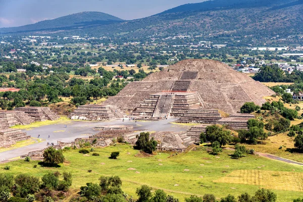 Meksika 'daki Teotihuacan antik Mezoamerikan şehrinin Meksika Vadisi' ndeki piramitlerinin manzarası. İki ana Aztek piramidinden oluşur: Ay ve Güneş..