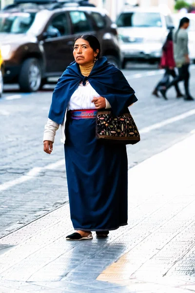 Otavalo Ecuador Nov 2019 Mujer Ecuatoriana Identificada Ropa Tradicional Trabaja — Foto de Stock