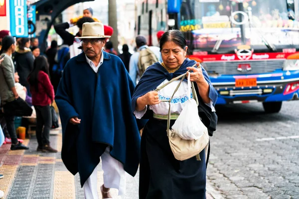 Otavalo Ecuador Nov 2019 Oidentifierat Ecuadorianskt Folk Traditionella Kläder Arbetar — Stockfoto