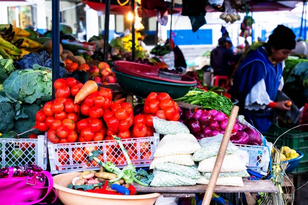 Otavalo Ecuador Nov 2019 Oidentifierad Ecuadoriansk Kvinna Traditionella Kläder Arbetar — Stockfoto