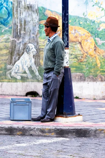 Otavalo Ecuador Nov 2019 Oidentifierad Ecuadoriansk Man Traditionella Kläder Arbetar — Stockfoto