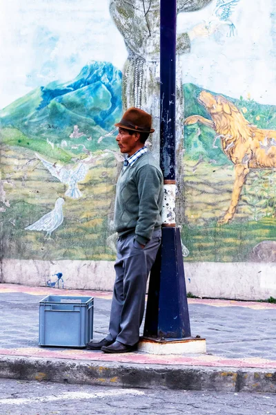 Otavalo Ecuador Nov 2019 Oidentifierad Ecuadoriansk Man Traditionella Kläder Arbetar — Stockfoto