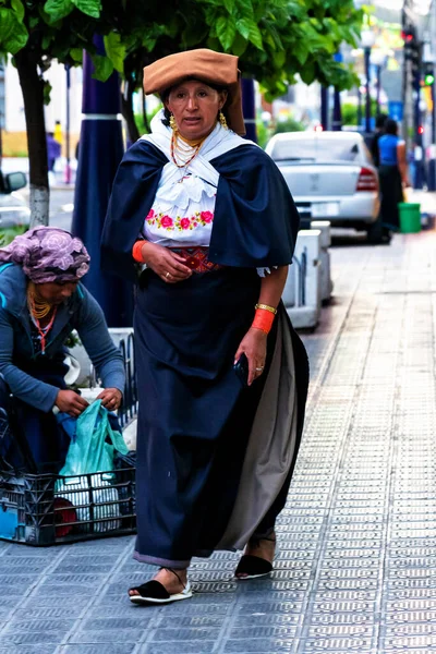 Otavalo Ecuador Nov 2019 Mujer Ecuatoriana Identificada Ropa Tradicional Trabaja —  Fotos de Stock