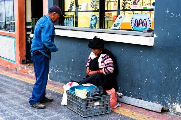 Otavalo Ecuador Nov 2019 Oidentifierad Ecuadoriansk Kvinna Traditionella Kläder Arbetar — Stockfoto