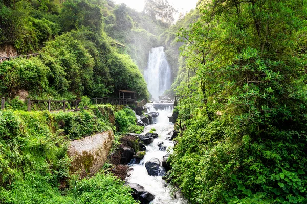 Вид Водоспад Пегче Горах Еквадору Оточений Зеленим Лісом Повний Рослинності — стокове фото