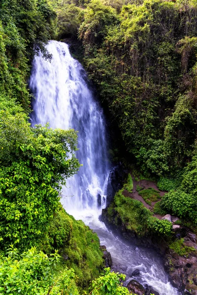 Vista Cachoeira Peguche Nas Montanhas Equador Está Rodeado Por Uma — Fotografia de Stock
