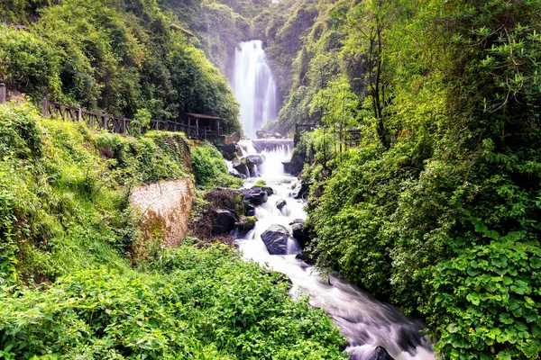 Widok Wodospad Peguche Górach Ekwadoru Jest Otoczony Zielonym Lasem Pełnym — Zdjęcie stockowe
