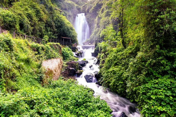 View Peguche Waterfall Mountains Ecuador Surrounded Green Forest Full Vegetation — 스톡 사진