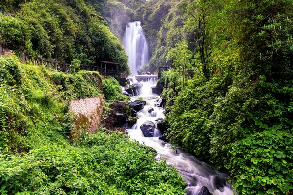 Vista Cachoeira Peguche Nas Montanhas Equador Está Rodeado Por Uma — Fotografia de Stock