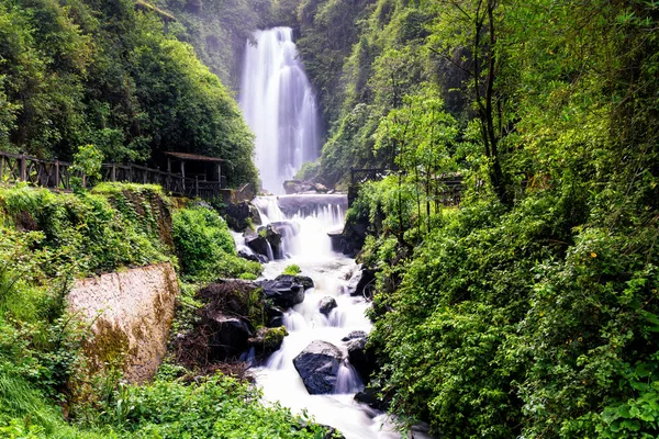 Vista Cascada Peguche Las Montañas Ecuador Está Rodeado Por Bosque —  Fotos de Stock