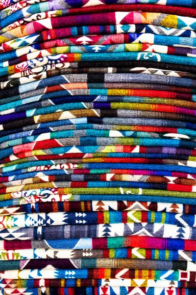 Die Typischen Andinen Stoffe Die Auf Dem Kunsthandwerkermarkt Von Otavalo — Stockfoto
