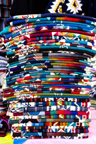 Die Typischen Andinen Stoffe Die Auf Dem Kunsthandwerkermarkt Von Otavalo — Stockfoto