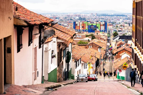 BOGOTA, COLOMBIA 10, 2019: Güney Amerika 'nın eski Bogota, Kolombiya bölgesindeki La Candelaria bölgesinde büyüleyici renkli bir caddenin görüntüsü. Küçük tarihi konaklar onu harika yapar..