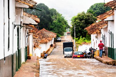 BARICHARA, COLOMBIA - 13, 2019: Santander, Kolombiya 'nın Barichara kentinin manzarası. Barichara popüler bir turizm merkezi ve hafta sonu geçidi..