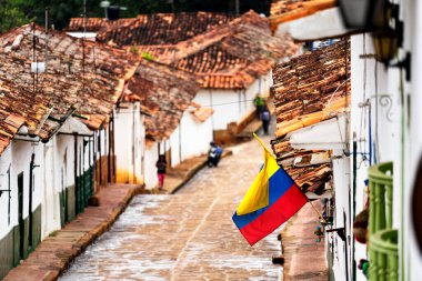 BARICHARA, COLOMBIA - 13, 2019: Santander, Kolombiya 'nın Barichara kentinin manzarası. Barichara popüler bir turizm merkezi ve hafta sonu geçidi. Seçici odak