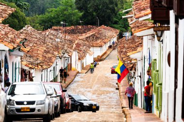 BARICHARA, COLOMBIA - 13, 2019: Santander, Kolombiya 'nın Barichara kentinin manzarası. Barichara popüler bir turizm merkezi ve hafta sonu geçidi..