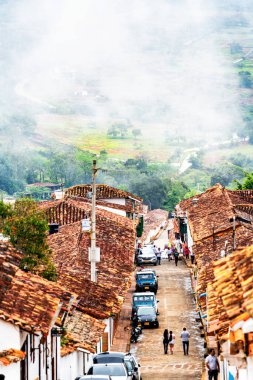 BARICHARA, COLOMBIA - 13, 2019: Santander, Kolombiya 'nın Barichara kentinin manzarası. Barichara popüler bir turizm merkezi ve hafta sonu geçidi. Seçici odak