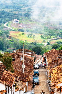 BARICHARA, COLOMBIA - 13, 2019: Santander, Kolombiya 'nın Barichara kentinin manzarası. Barichara popüler bir turizm merkezi ve hafta sonu geçidi. Seçici odak