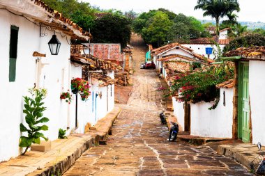 BARICHARA, COLOMBIA - 13, 2019: Santander, Kolombiya 'nın Barichara kentinin manzarası. Barichara popüler bir turizm merkezi ve hafta sonu geçidi..