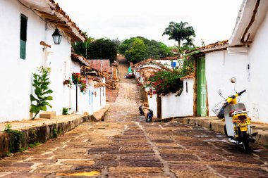 BARICHARA, COLOMBIA - 13, 2019: Santander, Kolombiya 'nın Barichara kentinin manzarası. Barichara popüler bir turizm merkezi ve hafta sonu geçidi..