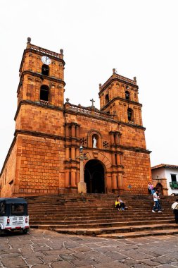 BARICHARA, COLOMBIA - 13, 2019: Santander, Kolombiya 'nın Barichara kentinin manzarası. Barichara popüler bir turizm merkezi ve hafta sonu geçidi. Seçici odak