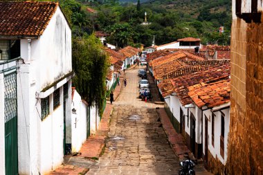 BARICHARA, COLOMBIA - 13, 2019: Santander, Kolombiya 'nın Barichara kentinin manzarası. Barichara popüler bir turizm merkezi ve hafta sonu geçidi. Seçici odak