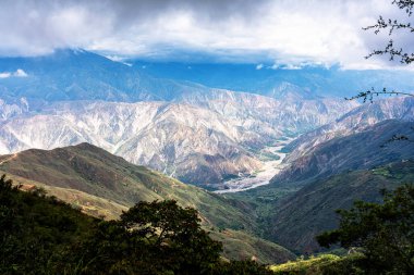 And Dağları 'ndaki Kolombiya' daki Chicamocha Kanyonu manzarası. Güney Amerika