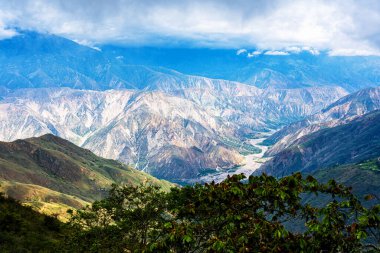 And Dağları 'ndaki Kolombiya' daki Chicamocha Kanyonu manzarası. Güney Amerika