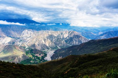 And Dağları 'ndaki Kolombiya' daki Chicamocha Kanyonu manzarası. Güney Amerika