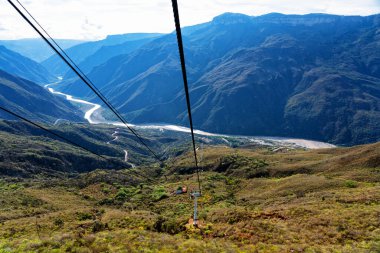 Kolombiya 'daki Chicamocha Kanyonu' nun görüntüsü And Dağları 'ndaki teleferik vagonundan. Güney Amerika