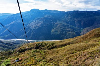 Kolombiya 'daki Chicamocha Kanyonu' nun görüntüsü And Dağları 'ndaki teleferik vagonundan. Güney Amerika
