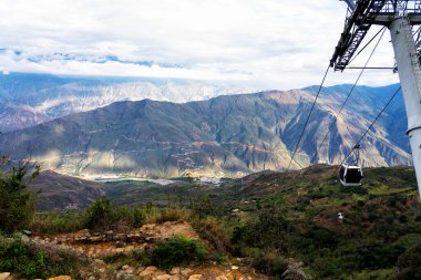 Kolombiya 'daki Chicamocha Kanyonu' nun görüntüsü And Dağları 'ndaki teleferik vagonundan. Güney Amerika