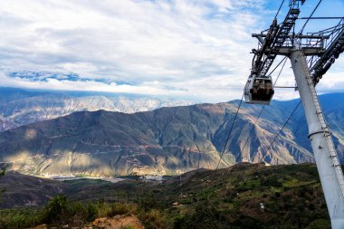 Kolombiya 'daki Chicamocha Kanyonu' nun görüntüsü And Dağları 'ndaki teleferik vagonundan. Güney Amerika