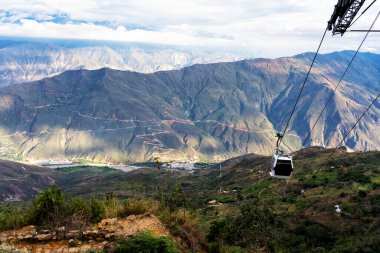 Kolombiya 'daki Chicamocha Kanyonu' nun görüntüsü And Dağları 'ndaki teleferik vagonundan. Güney Amerika