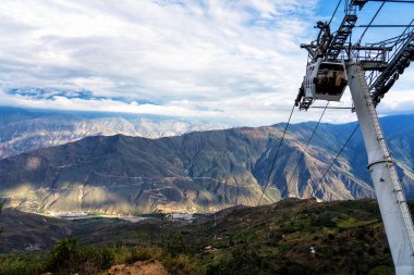 Kolombiya 'daki Chicamocha Kanyonu' nun görüntüsü And Dağları 'ndaki teleferik vagonundan. Güney Amerika