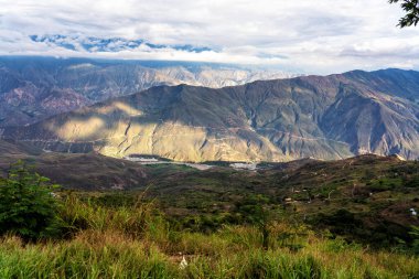 And Dağları 'ndaki Kolombiya' daki Chicamocha Kanyonu manzarası. Güney Amerika