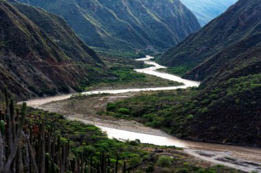 And Dağları 'ndaki Kolombiya' daki Chicamocha Kanyonu manzarası. Güney Amerika
