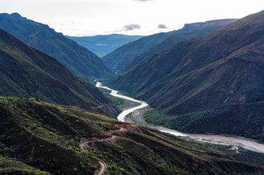 And Dağları 'ndaki Kolombiya' daki Chicamocha Kanyonu manzarası. Güney Amerika