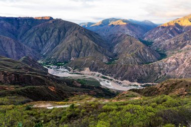 And Dağları 'ndaki Kolombiya' daki Chicamocha Kanyonu manzarası. Güney Amerika