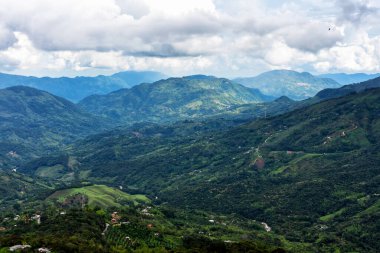 Güney Amerika 'nın Antioquia eyaletindeki Kolombiya kırsalındaki sisli ve sisli dağların ve dağların panoramik manzarası