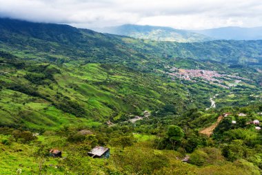 Güney Amerika 'nın Antioquia eyaletindeki Kolombiya kırsalındaki sisli ve sisli dağların ve dağların panoramik manzarası