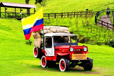 SALENTO, COCORA VALLEY - 17 Kasım 2019: Cordiliera Central, Salento, Kolombiya, Güney Amerika 'daki Cocora Vadisi' nde Jeep Willys