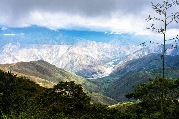And Dağları 'ndaki Kolombiya' daki Chicamocha Kanyonu manzarası. Güney Amerika