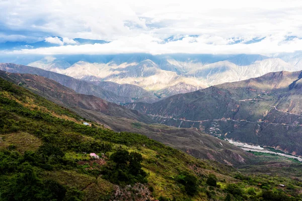 And Dağları 'ndaki Kolombiya' daki Chicamocha Kanyonu manzarası. Güney Amerika