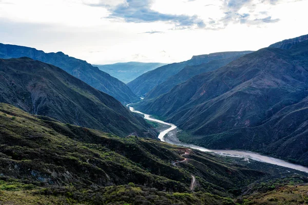 And Dağları 'ndaki Kolombiya' daki Chicamocha Kanyonu manzarası. Güney Amerika