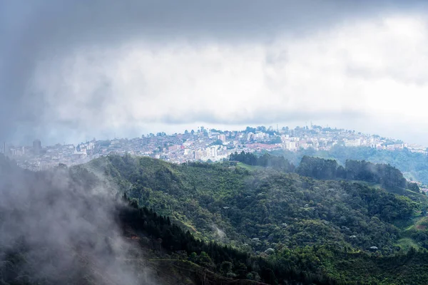 Güney Amerika 'nın Caldas eyaletinde Manizales yakınlarında Kolombiya kırsalındaki sisli ve sisli dağların ve dağların panoramik manzarası