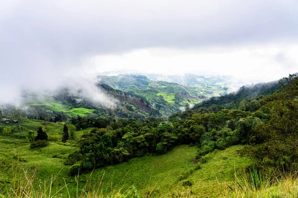 南アメリカのカルダス州のマニザレス近くのコロンビアの田舎の霧と霧の山と高地のパノラマビュー — ストック写真