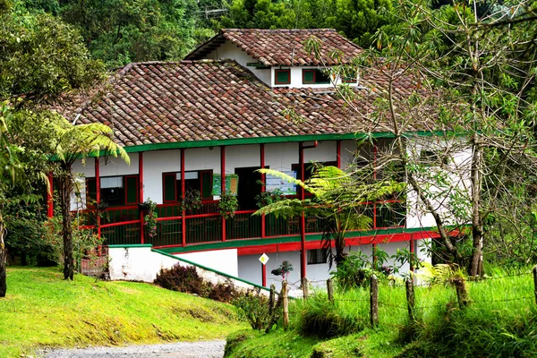 Kolombiya Nın Kırsal Kesimindeki Çiftlik Evi Yuvarlanan Tepeler Kahve Tarlaları — Stok fotoğraf