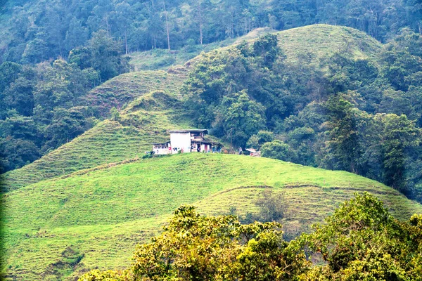 Casa Rural Parte Montañosa Rural Colombia Ubicada Entre Colinas Onduladas — Foto de Stock