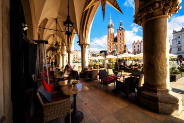 KRAKOW, POLAND - 22 Şubat 2019: Krakow Kumaş Salonu ve Polonya 'daki St. Mary Bazilikası, Krakow' daki ana pazar meydanı.